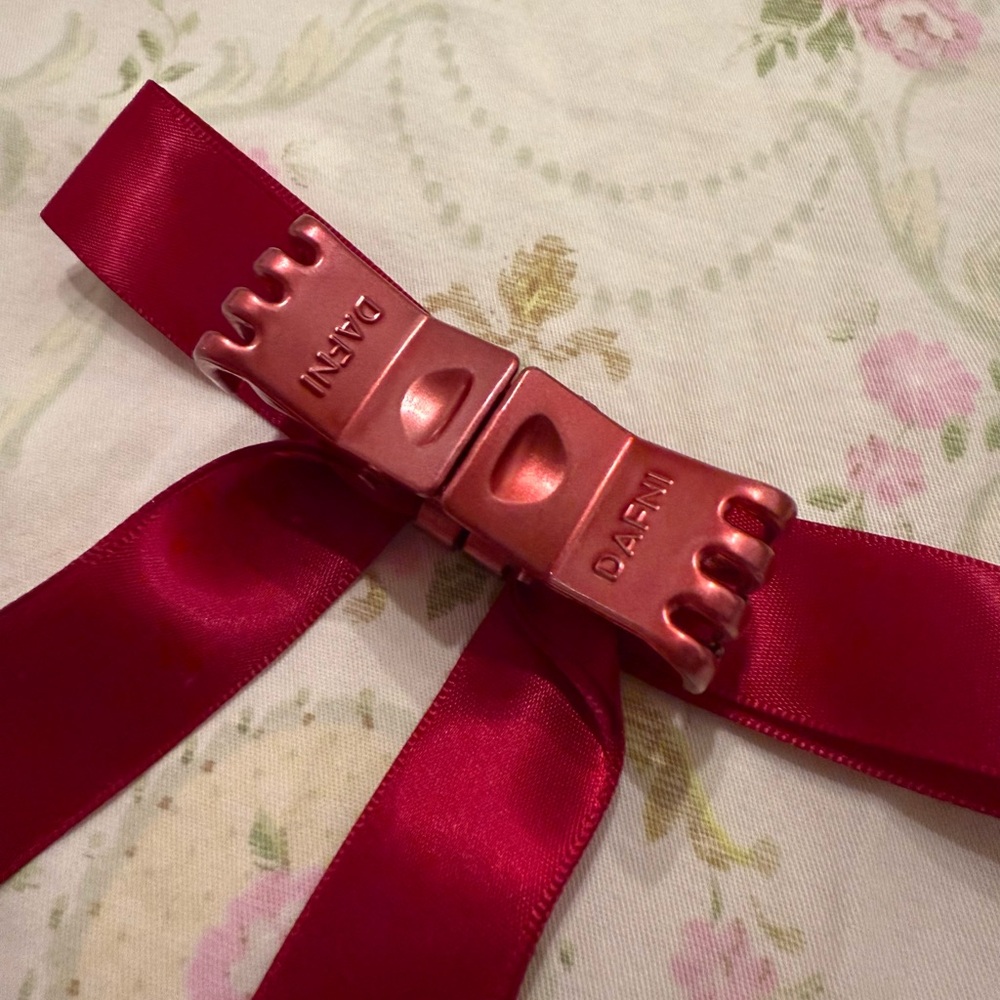 Dafni Klix The Bow in burgundy - Picture 2 of 4